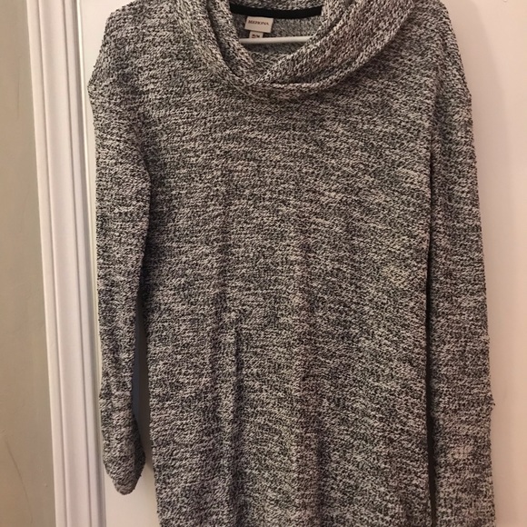 Black and white turtleneck sweater - Picture 2 of 3